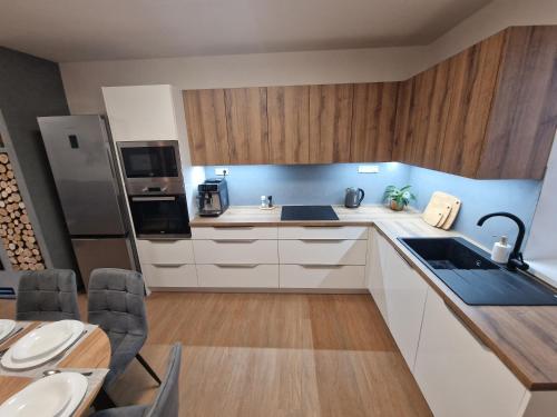 ห้องครัว, Rodinný dům u rybníka v blízkosti Olomouce (Rodinny dum u rybnika v blizkosti Olomouce) in เซร์โนบีร์