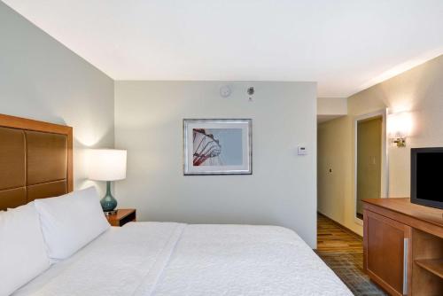 Hampton Inn State College - image 11