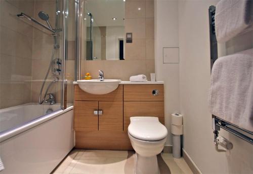 Bathroom, Apartment in Newbury Parkway Centre in Thatcham