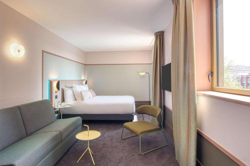 Junior Queen Suite image 6