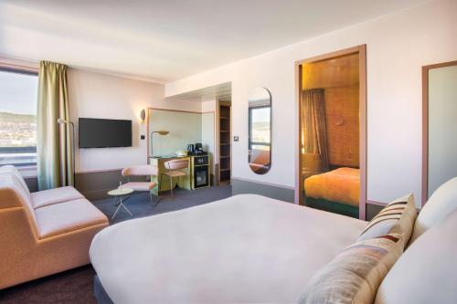 Junior Queen Suite image 10