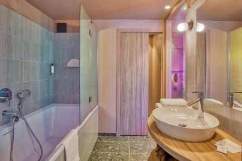 Junior Queen Suite image 9