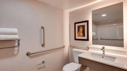 King Room with Mobility Accessible Roll-In Shower image 5