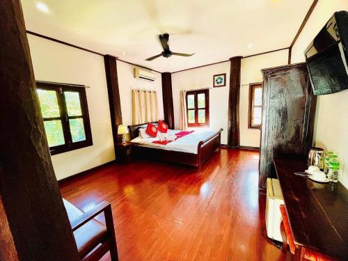 Deluxe Double Room with Balcony image 6