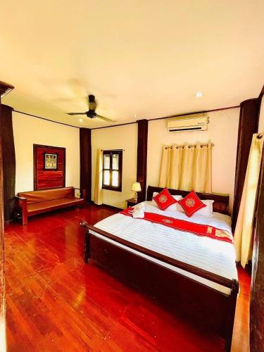 Deluxe Double Room with Balcony image 7