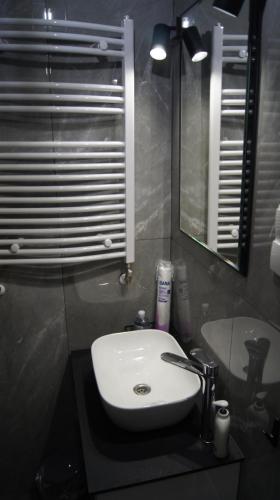 One-Bedroom Apartment image 1