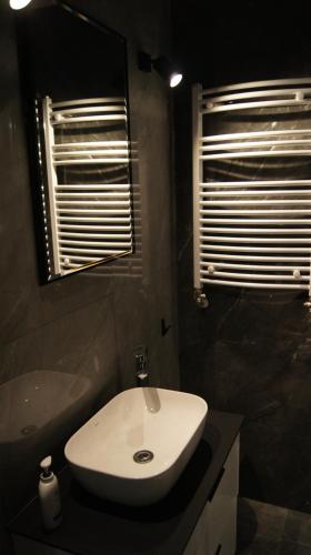 One-Bedroom Apartment image 3