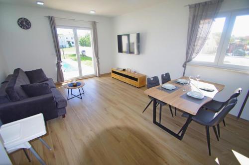 Holiday house with private pool in village Šišan (Holiday house with private pool in village Sisan) in Šišan