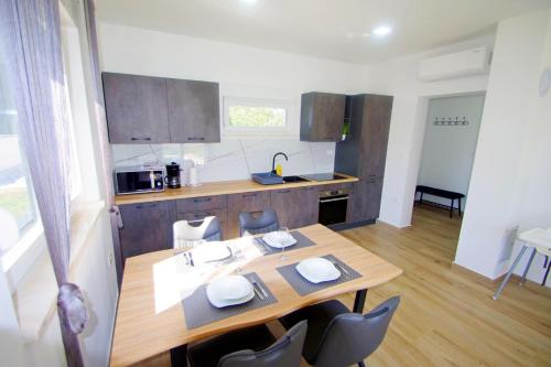 Létesítmények, Holiday house with private pool in village Šišan (Holiday house with private pool in village Sisan) in Šišan