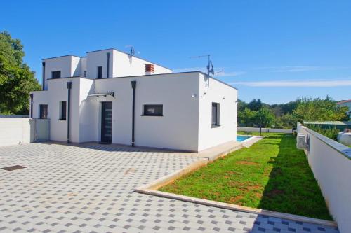 A szálláshely kívülről, Holiday house with private pool in village Šišan (Holiday house with private pool in village Sisan) in Šišan