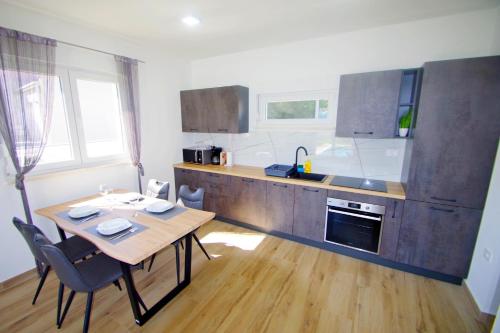 Konyha, Holiday house with private pool in village Šišan (Holiday house with private pool in village Sisan) in Šišan