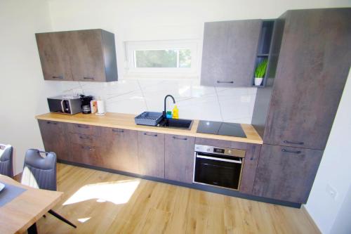 Konyha, Holiday house with private pool in village Šišan (Holiday house with private pool in village Sisan) in Šišan