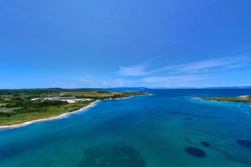 Strand, Holiday house with private pool in village Šišan (Holiday house with private pool in village Sisan) in Šišan