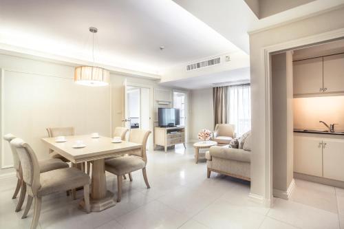 โรงแรมโฮปแลนด์ สุขุมวิท 24 (Hope Land Hotel Sukhumvit 24) near สถานีรถไฟฟ้าใต้ดินศูนย์การประชุมแห่งชาติสิริกิติ์