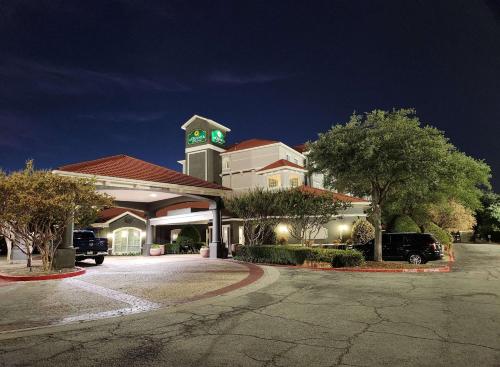 La Quinta Inn & Suites by Wyndham Dallas Arlington South