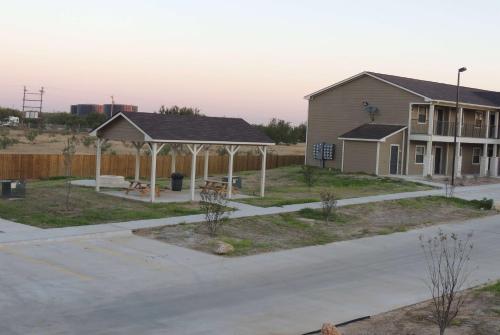 Eagle's Den Suites Cotulla a Travelodge by Wyndham