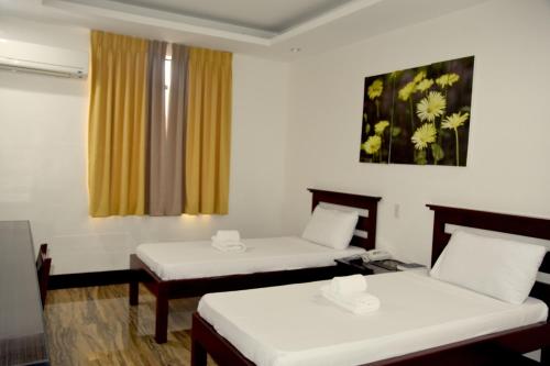 1 double bed, 1 twin bed
