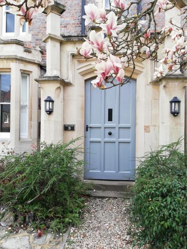 A spacious 1 bedroom in an historic building