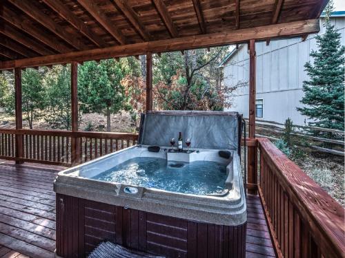 Wine N Pines, 2 Bedrooms, Sleeps 6, Hot Tub, Fireplace, Flat Panel TV