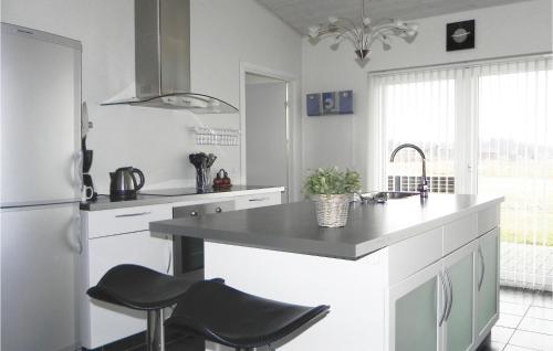 kuchyně, Three-Bedroom Holiday Home Hurup Thy With A Fireplace 06 in Sindrup