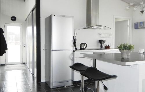 kuchyně, Three-Bedroom Holiday Home Hurup Thy With A Fireplace 06 in Sindrup