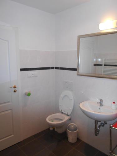 Basic Triple Room with Shared Bathroom image 1