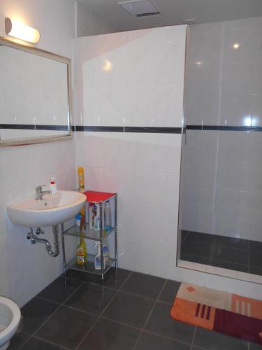 Basic Triple Room with Shared Bathroom image 2