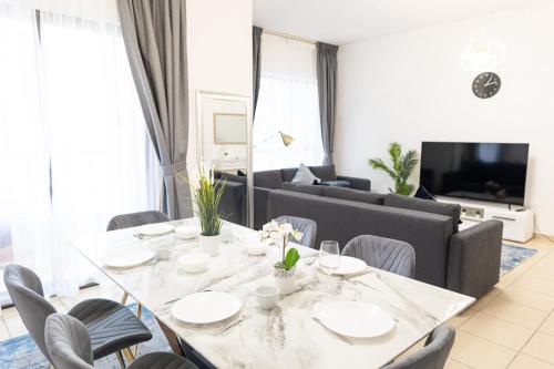 SHAMS 2 bedrooms apartment on JBR by HAPPY SEASON - image 5
