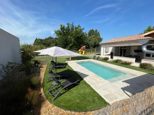 Villa Romane: piscine et aire de jeux - Location saisonnière - Maillane