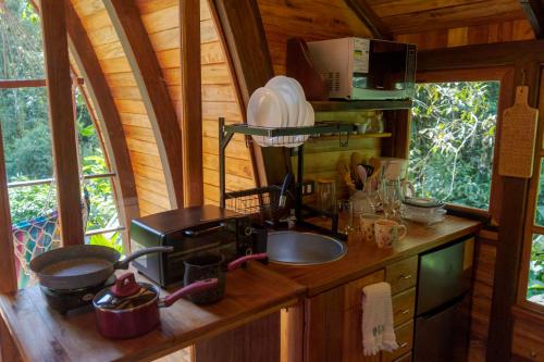 кухня, Sacha Urco Lodge -Private Cloud Forest Reserve in Mindo- Lugar remoto- 4x4 recommended in Міндо