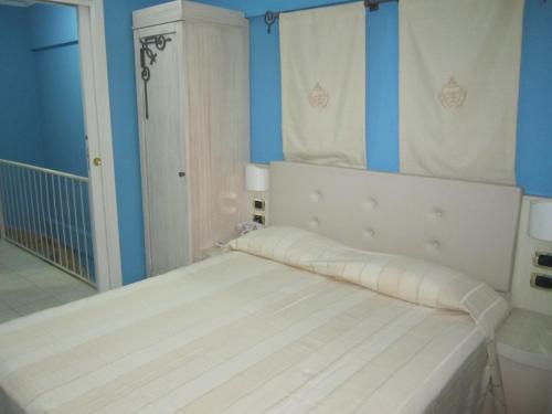 1 queen bed, 1 double bed