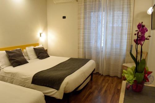 1 queen bed, 1 twin bed