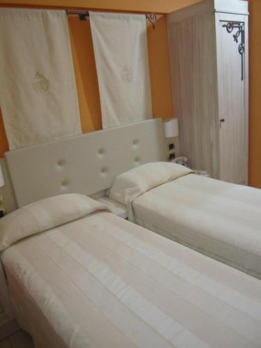 1 double bed, 2 twin beds