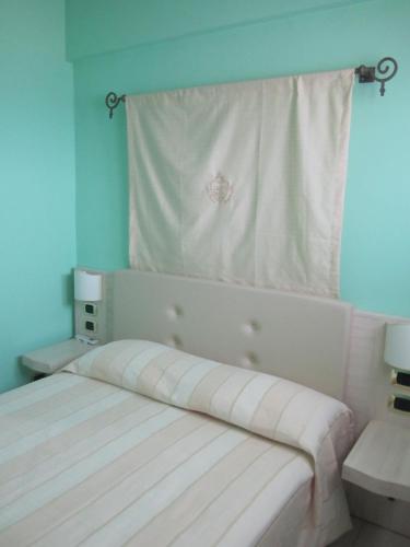 1 double bed, 2 twin beds