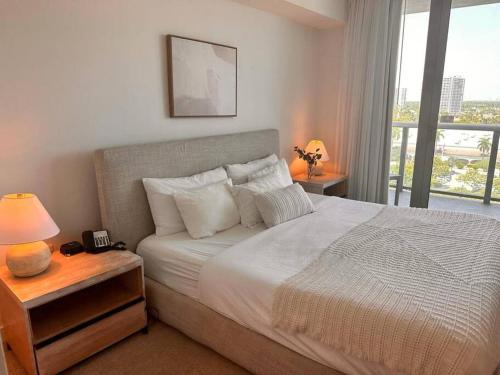 King bed and kitchen aptm Miami in Hallandale Beach, USA