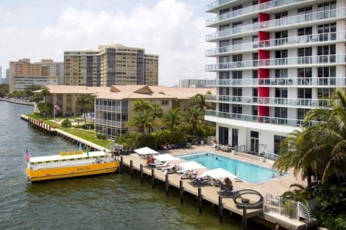 King bed and kitchen aptm Miami in Hallandale Beach, USA