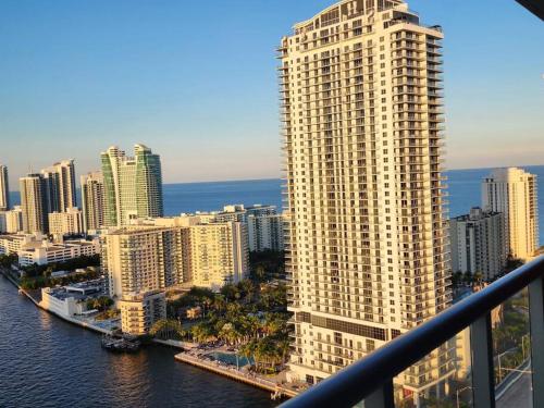 King bed and kitchen aptm Miami in Hallandale Beach, USA