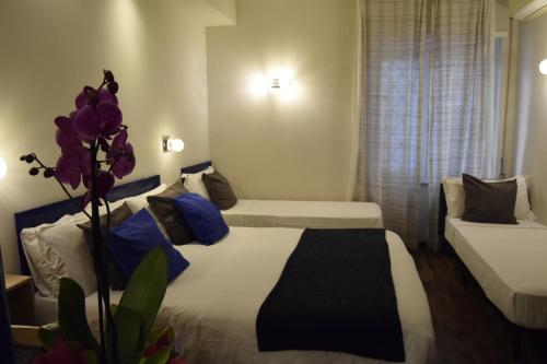 1 queen bed, 2 twin beds