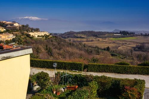 HOST4U - LISA&MAGGIE Pool Apartments with Beautiful View on Lake of Garda in Muscoline