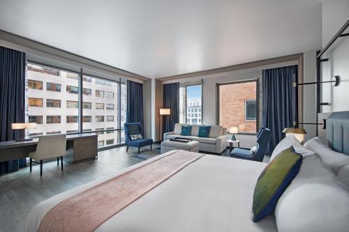 Mobility Roll-In Shower - Capitol Hill Suite - King and Sofa bed with Capital City View