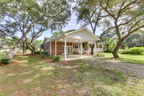 Charming Panacea Home Walk to Ochlockonee Bay!