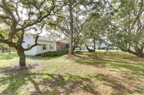 Charming Panacea Home Walk to Ochlockonee Bay!