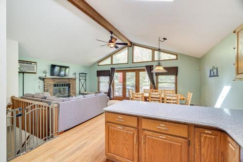 Ski, Hike and Stay Cozy Family Cabin in Lake Ariel! in Clarks Summit (Pennsylvania)