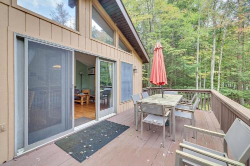 Secluded Family Cabin with Fire Pit in Lake Ariel! in 克拉克斯蘇密特
