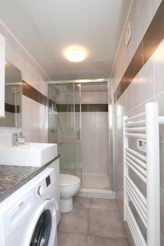 Bathroom, Le Bon Repos - Sejours professionnels et vacances en famille aux portes de Paris in Garches
