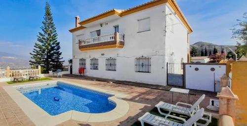 Viñuela Villa With Pool & Lake Views By Homing