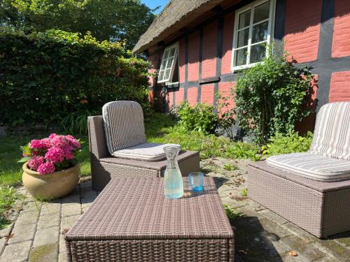  Haven In Village By Water And Famed Inn, Pension in Millinge bei Helnæs By