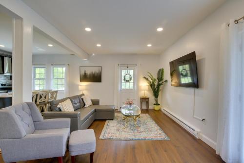 19 Mi to Thunder Ridge Ski Area Home with Fire Pit in Wappingers Falls, USA