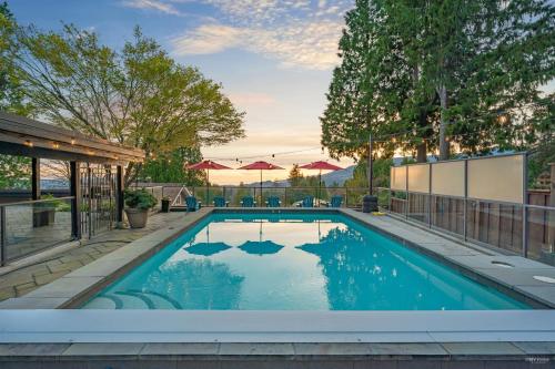 Private Bedroom, Bathroom, Shared Outdoor Pool, Hot Tub in North Vancouver, Canada
