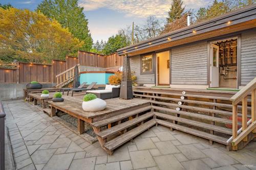 Private Bedroom, Bathroom, Shared Outdoor Pool, Hot Tub in North Vancouver, Canada